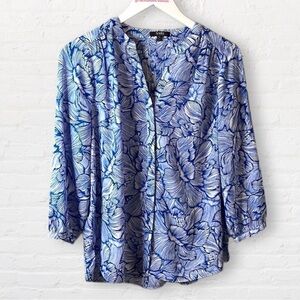 𝅺NYDJ blue and white floral patterned blouse. V-neck with button front. SZ XS.